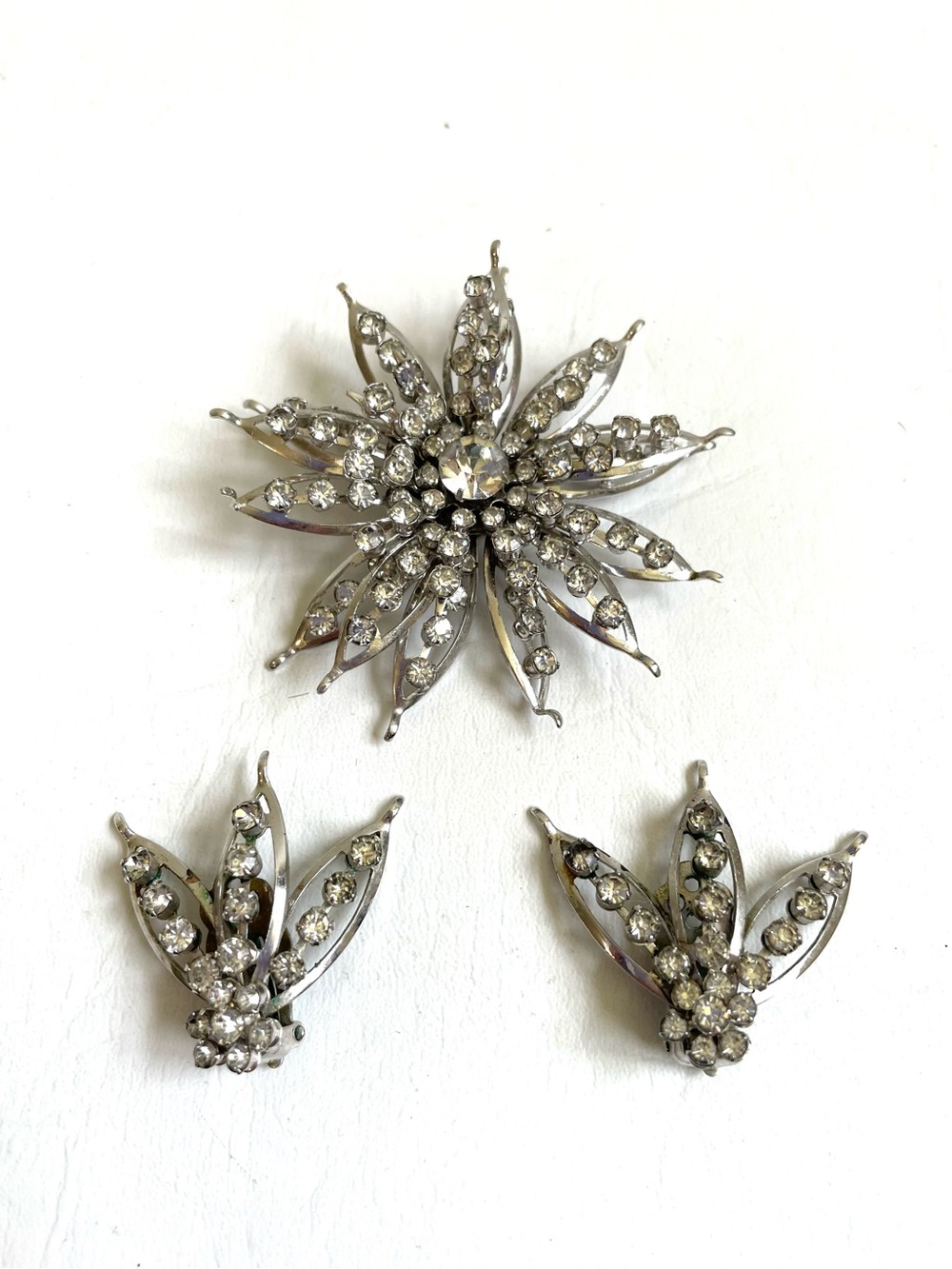 VINTAGE CLEAR RHINESTONE DEMI PARURE CLIP ON EARRING BROOCH FLOWER 3D SILVER